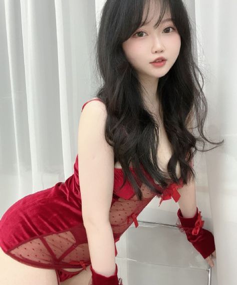 爸爸忘拉手刹俩孩子随车冲进鱼塘